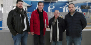 El consejero Antonio Miranda junto presidente de la APDM, Avelino Gutiérrez, así como el director general de Instalaciones Deportivas, Alfonso Gómez, y el vicepresidente de la Asociación, Antonio García.