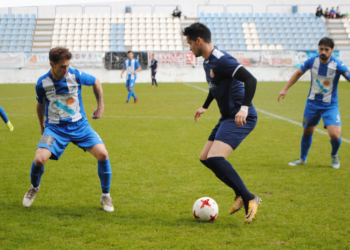 Goku (CF Motril) y Joselu (CDE Melistar), en un lance del encuentro disputado ayer al mediodía en Motril