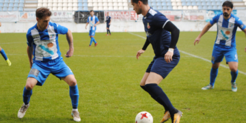 Goku (CF Motril) y Joselu (CDE Melistar), en un lance del encuentro disputado ayer al mediodía en Motril