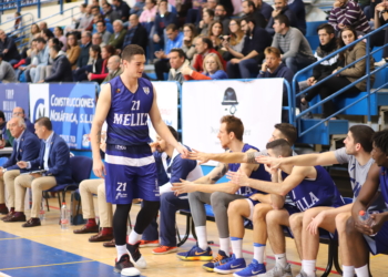 El alero murciano saluda a sus compañeros durante el encuentro disputado en el pabellón Javier Imbroda frente al filial del FC Barcelona Lassa.