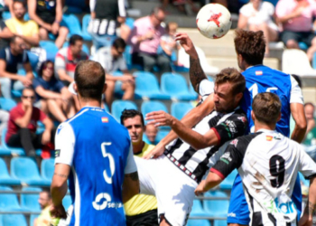 Nando de la rosa se impone por alto a un atacante del conjunto pacense en el encuentro que se jugó en el Nuevo Vivero.