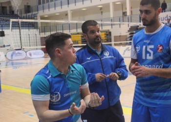 El técnico del conjunto melillense charla con Fran Iribarne.