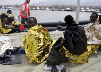 GRA331. MELILLA, 19/05/2017.- Un efectivo de la Cruz Roja atiende esta tarde a varios de los 24 inmigrantes de origen subsahariano después de que la patera con la que intentaban llegar a Melilla haya naufragado. El rescate se ha producido en las inmediaciones de Aguadú (al norte de Melilla), y los inmigrantes han sido trasladados al puerto deportivo en la embarcación del GEAS de la Guardia Civil. EFE/F.G.GUERRERO