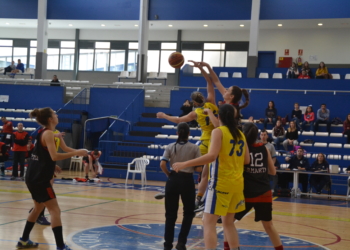 Imagen del salto inicial del encuentro disputado ayer en el pabellón Guillermo García Pezzi