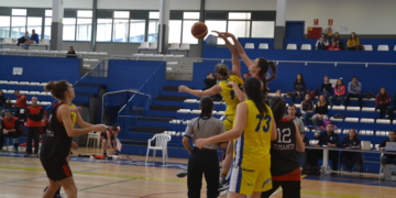 Imagen del salto inicial del encuentro disputado ayer en el pabellón Guillermo García Pezzi