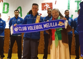 El técnico hizo entrega de una bufanda del club a la directora del centro, Sor Matilde de Sena.