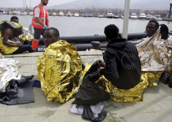 GRA331. MELILLA, 19/05/2017.- Un efectivo de la Cruz Roja atiende esta tarde a varios de los 24 inmigrantes de origen subsahariano después de que la patera con la que intentaban llegar a Melilla haya naufragado. El rescate se ha producido en las inmediaciones de Aguadú (al norte de Melilla), y los inmigrantes han sido trasladados al puerto deportivo en la embarcación del GEAS de la Guardia Civil. EFE/F.G.GUERRERO