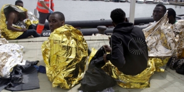 GRA331. MELILLA, 19/05/2017.- Un efectivo de la Cruz Roja atiende esta tarde a varios de los 24 inmigrantes de origen subsahariano después de que la patera con la que intentaban llegar a Melilla haya naufragado. El rescate se ha producido en las inmediaciones de Aguadú (al norte de Melilla), y los inmigrantes han sido trasladados al puerto deportivo en la embarcación del GEAS de la Guardia Civil. EFE/F.G.GUERRERO