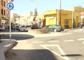 Un encapuchado dispara dos tiros contra un coche a plena luz del día en el Rastro