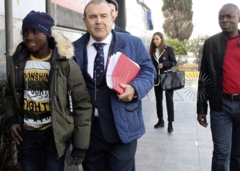 GRAF5502 CEUTA (España), 20/2/2018.-La Audiencia Provincial de Cádiz en Ceuta ha celebrado esta mañana, en una única sesión, el juicio contra Alí Ouattara,d., , el padre de Adou,iz., el niño que fue descubierto por el escáner de la Guardia Civil en la frontera entre Ceuta y Marruecos escondido dentro de una maleta. "Ni mi padre ni yo sabíamos que me iban a meter en una maleta". Las palabras del pequeño han servido para que su padre, que ha sido juzgado en Ceuta, sólo haya sido condenado a una multa de 3 meses y 22 días.Tras una conformidad entre la defensa y el Fiscal, el padre de Adou sólo ha sido condenado a una multa económica que se ha reducido a 92 euros, al haberse descontado los 33 días que Alí Ouattara estuvo en prisión preventiva.EFE/Reduan