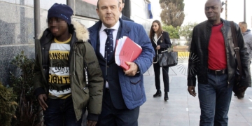 GRAF5502 CEUTA (España), 20/2/2018.-La Audiencia Provincial de Cádiz en Ceuta ha celebrado esta mañana, en una única sesión, el juicio contra Alí Ouattara,d., , el padre de Adou,iz., el niño que fue descubierto por el escáner de la Guardia Civil en la frontera entre Ceuta y Marruecos escondido dentro de una maleta. "Ni mi padre ni yo sabíamos que me iban a meter en una maleta". Las palabras del pequeño han servido para que su padre, que ha sido juzgado en Ceuta, sólo haya sido condenado a una multa de 3 meses y 22 días.Tras una conformidad entre la defensa y el Fiscal, el padre de Adou sólo ha sido condenado a una multa económica que se ha reducido a 92 euros, al haberse descontado los 33 días que Alí Ouattara estuvo en prisión preventiva.EFE/Reduan