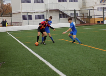 Uno de los jugadores locales, en una de las jugadas del partido de ayer