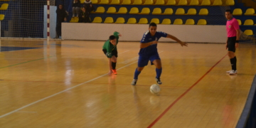 Uno de los futbolistas peñistas, con el esférico