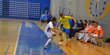 Nessin, con el balón, uno de los jugadores destacados del partido