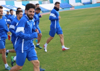Jugadores de la primera plantilla azulina, ejercitándose sobre el césped del estadio Álvarez Claro.