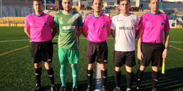 Capitanes de ambos equipos juntos al trío arbitral
