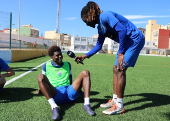 Mustafa siendo entrevistado por su compañero Richard Boateng.