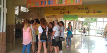 Un grupo de opositores al cuerpo de maestros aguardaban a los exámenes del pasado junio en Melilla