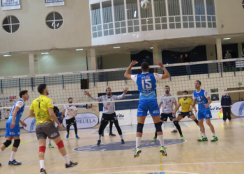 Defensa de los jugadores del CV Melilla en uno de los ataques del CV Mediterráneo.