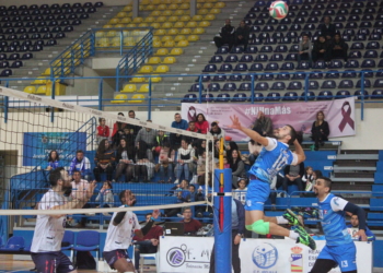 El jugador del CV Melilla, en uno de sus remates.