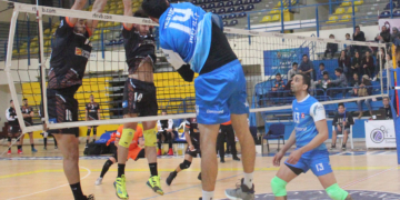 El jugador mexicano del Club Voleibol Melilla, Néstor Orellana, durante una acción del juego