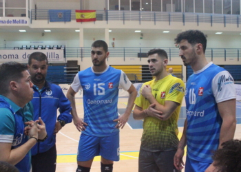 El técnico del cuadro de nuestra ciudad dando las consignas a sus jugadores, en uno de los tiempos muertos de este pasado fin de semana.