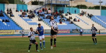 Los delanteros melillenses no tuvieron su día, ya que los defensores del Badajoz se mostraron muy superiores