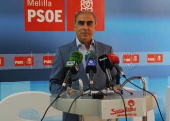 El senador socialista Martínez Olmos, en una de sus visitas a Melilla.