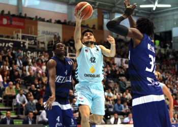 Entrada a canasta de un jugador de Breogán ante la defensa de dos hombre del Melilla Baloncesto