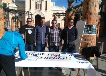 Foto de archivo de miembros de Jusapol recogiendo firmas por la equiparación salarial. Ayer recibieron el apoyo de Ciudadanos.
