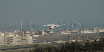 Imagen de archivo de un avión partiendo del Aeropuerto de Melilla.