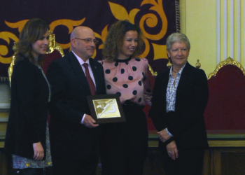 El decano del Icame, Blas Jesús Imbroda, recogió el premio ‘Lourdes Carballa’ en reconocimiento por la labor de su institución en defensa de las mujeres.