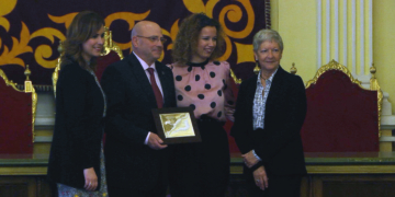 El decano del Icame, Blas Jesús Imbroda, recogió el premio ‘Lourdes Carballa’ en reconocimiento por la labor de su institución en defensa de las mujeres.