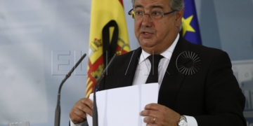 GRA063. MADRID, 19/08/2017.- El ministro del Interior, Juan Ignacio Zoido, durante la rueda de prensa que ha ofrecido hoy en la Moncloa, tras presidir la reunión de la mesa de valoración de la amenaza terrorista en el Ministerio del Interior, en la que ha informado sobre la decisión de mantener en el 4, de una escala de 5, el nivel de alerta, aunque se reforzarán medidas de seguridad en algunas zonas e infraestructuras. EFE/Fernando Alvarado