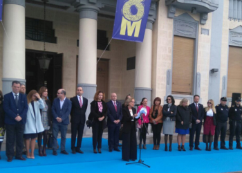 Momento de la lectura ayer de la declaración institucional por el Día Internacional de la Mujer, a las puertas de la Asamblea.