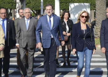 GRA248. MELILLA, 03/12/2015.- El presidente del Gobierno, Mariano Rajoy (c), junto al presidente de Melilla, Juan José Imbroda (3i), y otros miembros de su partido durante la visita que ha realizado hoy a Melilla. Rajoy se encuentra hoy en Melilla para desarrollar una visita que tendrá una primera parte institucional como presidente del Gobierno y una segunda en la que participará en un mitin del Partido Popular como presidente nacional de la formación y candidato en las elecciones. EFE/LAUREANO VALLADOLID.