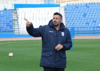 El técnico de la escuadra azulina da indicaciones sobre el césped del Estadio Álvarez Claro.