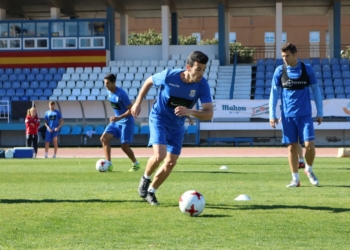 Los componentes de la plantilla azulina trabajaron ayer en el estadio Álvarez Claro y en su anexo.
