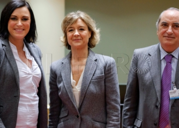 **AÑADE CARGO ARRIOLA**HOS101. BRUSELAS (BÉLGICA), 05/03/2018.- La ministra española de Agricultura y Pesca, Isabel García Tejerina (c), conversa con la ministra austriaca de Medio Ambiente, Elizabeth Köstinger (izq), y con el consejero de Medio Ambiente del Gobierno vasco, Iñaki Arriola, a su llegada a la reunión del Consejo de Ministros de Medio Ambiente en Bruselas (Bélgica) hoy, 5 de marzo de 2018. EFE/ Olivier Hoslet