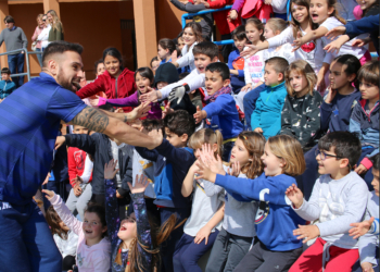 En la matinal de ayer miércoles, chicos y chicas del colegio Eduardo Morillas disfrutaron del baloncesto con la visita de dos jugadores de la plantilla del Melilla Baloncesto.