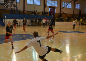 Acrobático remate de la goleadora del equipo melillense, María Soto.