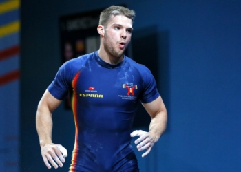 EPA8483. BUCAREST (RUMANÍA), 28/03/2018.- El español David Sánchez tras un levantamiento en la categoría de 69 kilos de los Campeonatos Europeos de Halterofilia 2018 disputados en el Centro Olímpico de la ciudad Izvorani, al norte de Bucarest, Rumanía, el 28 de marzo del 2018. EFE/Robert Ghement