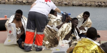 GRA332. MELILLA, 19/05/2017.- Un efectivo de la Cruz Roja atiende esta tarde a varios de los 24 inmigrantes de origen subsahariano después de que la patera con la que intentaban llegar a Melilla haya naufragado. El rescate se ha producido en las inmediaciones de Aguadú (al norte de Melilla), y los inmigrantes han sido trasladados al puerto deportivo en la embarcación del GEAS de la Guardia Civil. EFE/F.G.GUERRERO