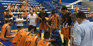 Los jugadores del Enrique Soler, en un tiempo muerto de esta temporada liguera