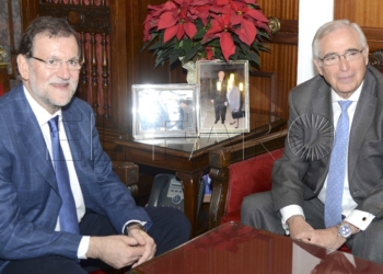 GRA245. MELILLA, 03/12/2015.- El presidente del Gobierno, Mariano Rajoy (i), durante el encuentro que ha mantenido hoy con el presidente de Melilla, Juan José Imbroda. Rajoy se encuentra hoy en Melilla para desarrollar una visita que tendrá una primera parte institucional como presidente del Gobierno y una segunda en la que participará en un mitin del Partido Popular como presidente nacional de la formación y candidato en las elecciones. EFE/LAUREANO VALLADOLID.