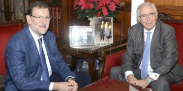 GRA245. MELILLA, 03/12/2015.- El presidente del Gobierno, Mariano Rajoy (i), durante el encuentro que ha mantenido hoy con el presidente de Melilla, Juan José Imbroda. Rajoy se encuentra hoy en Melilla para desarrollar una visita que tendrá una primera parte institucional como presidente del Gobierno y una segunda en la que participará en un mitin del Partido Popular como presidente nacional de la formación y candidato en las elecciones. EFE/LAUREANO VALLADOLID.