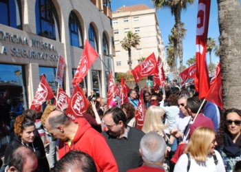 Un centenar de personas reclaman que el Gobierno garantice unas pensiones dignas