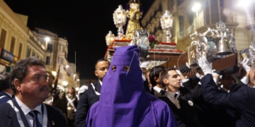 Momento de la liberación de un reo en la procesión de Jueves Santo de 2017.