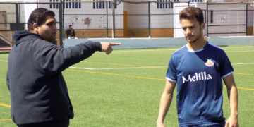 El técnico Felipe Heredia dando consignas a uno de sus jugadores, en un encuentro en La Espiguera