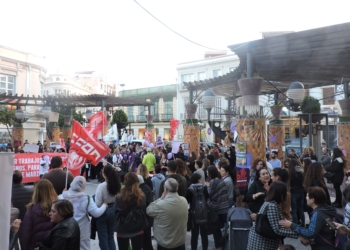 Centenares de personas acudieron ayer a la manifestacción convocada por CCOO y UGT para reivindicar la igualdad entre ambos sexos en el Día Mundial de la Mujer.